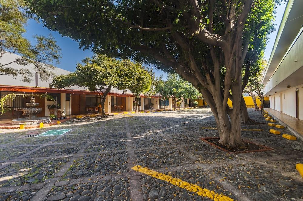 Hotel Isabel Guadalajara Bagian luar foto