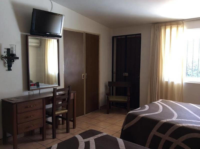 Hotel Isabel Guadalajara Bagian luar foto
