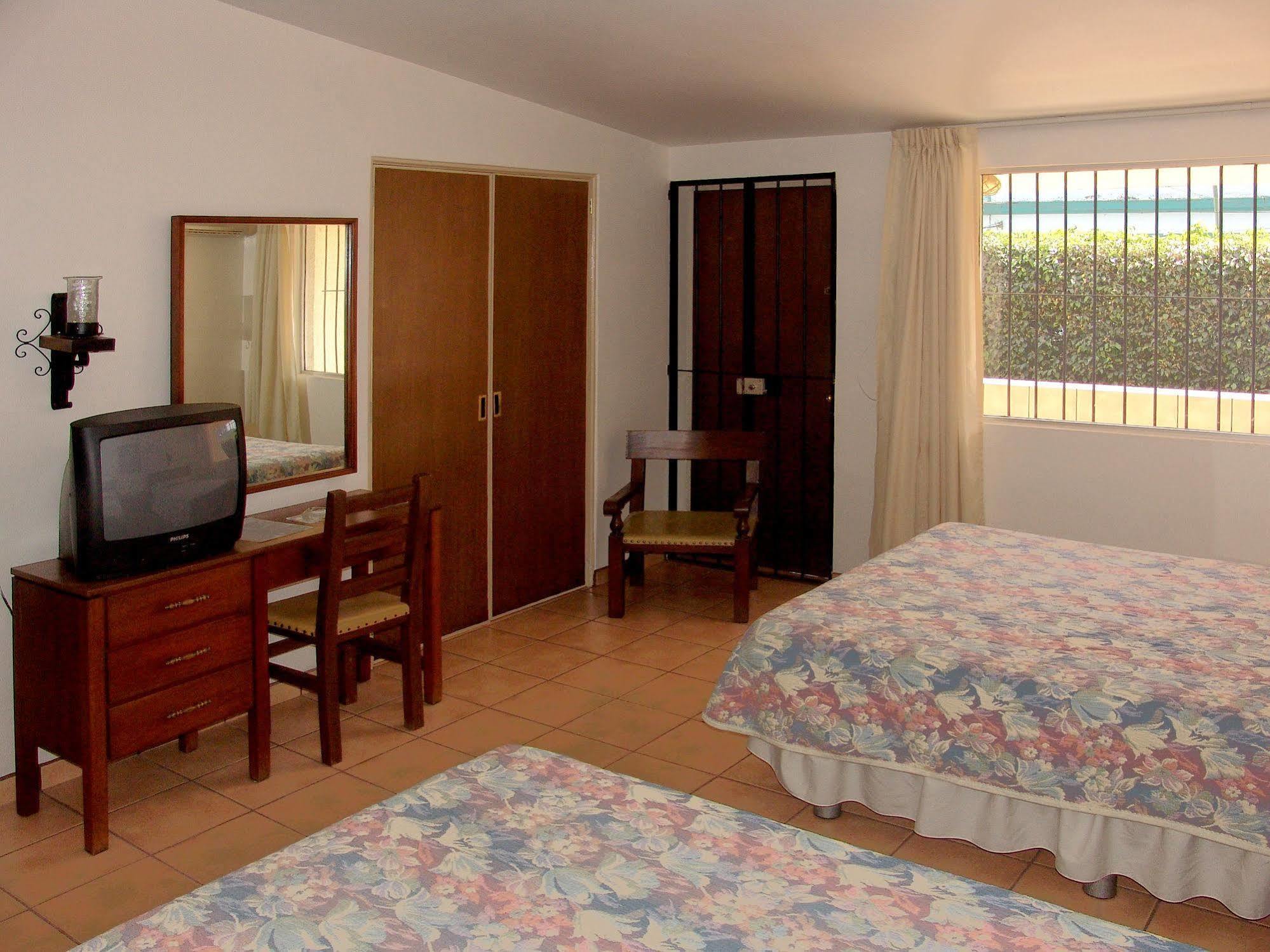 Hotel Isabel Guadalajara Bagian luar foto